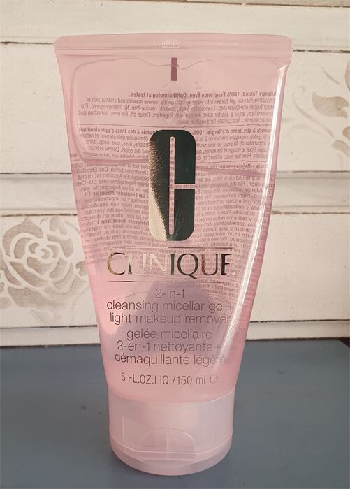 Clinique 2-in-1 Cleansing Micellar Gel + Light Makeup Remover