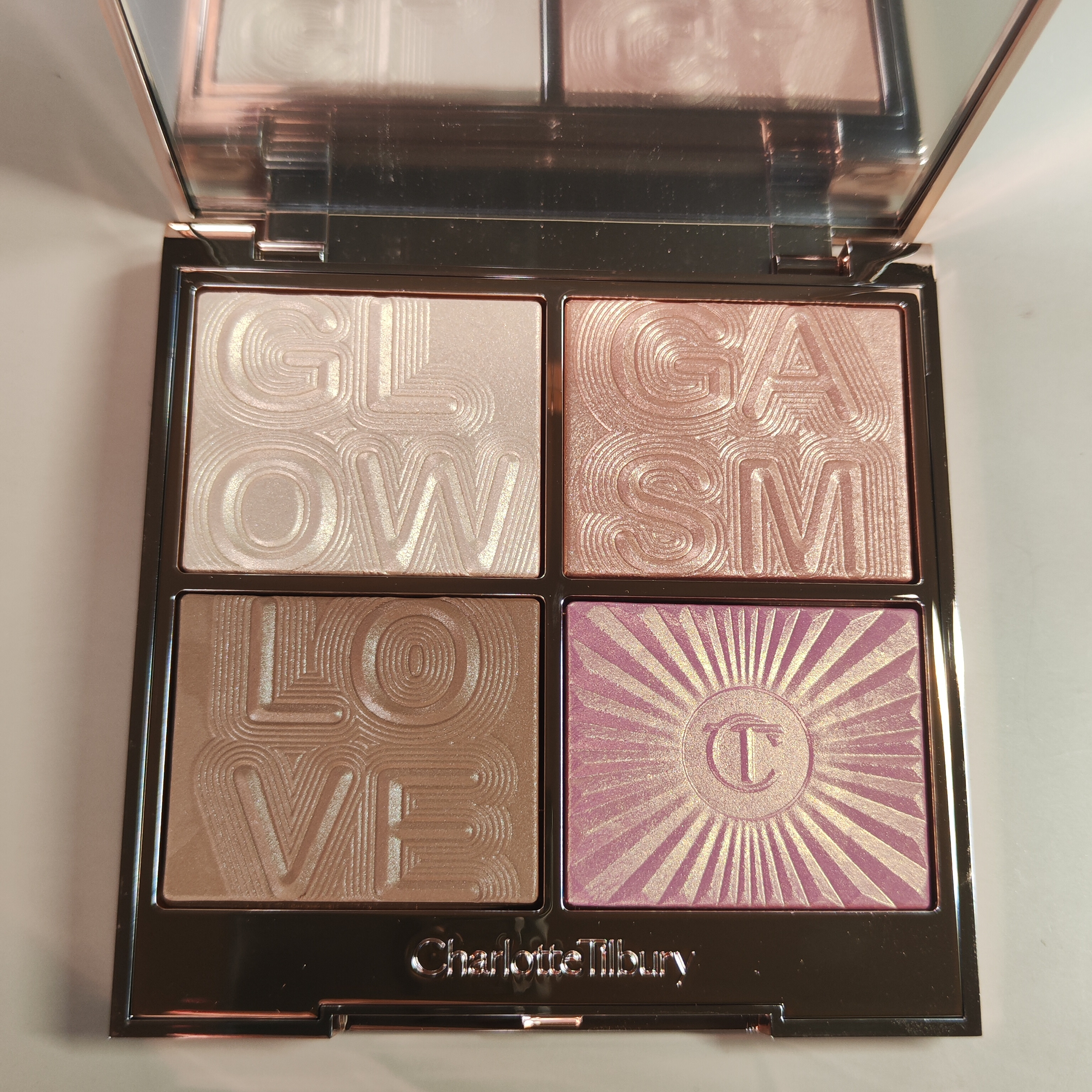 21990 Ft - Charlotte Tilbury Glowgasm Face Palette (régi)