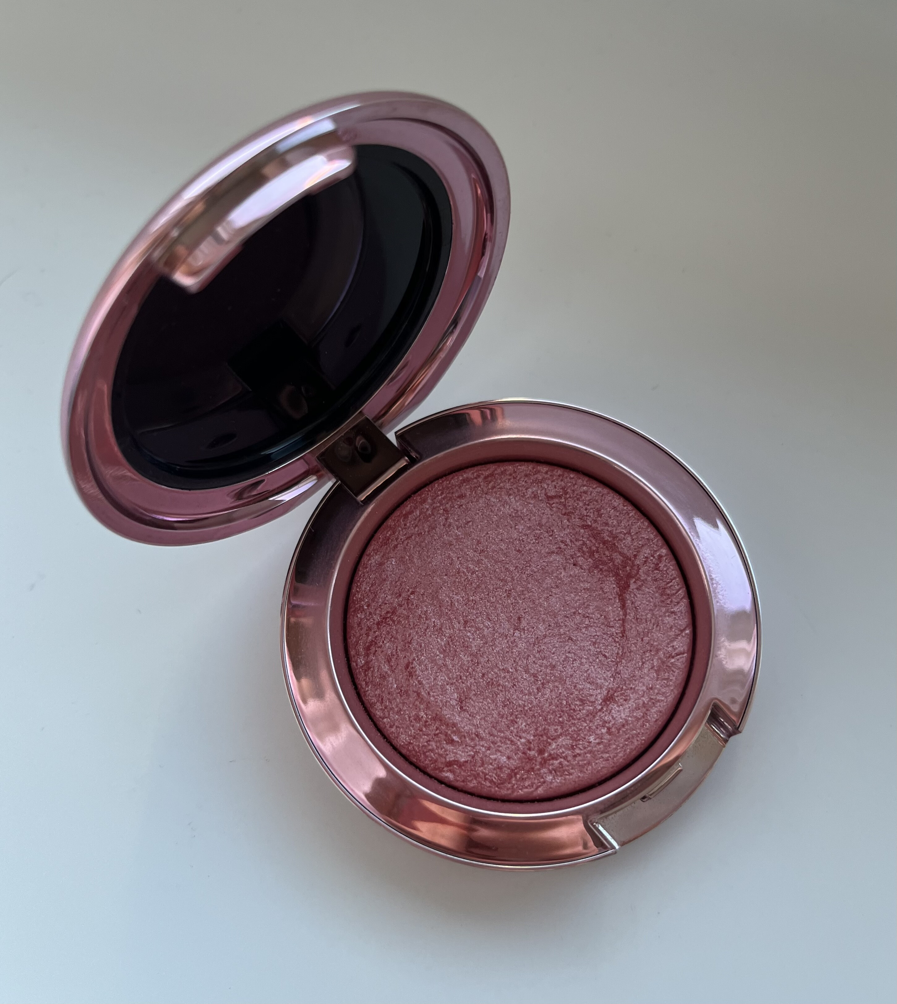 MAC Black Cherry Extra Dimension Pirosító