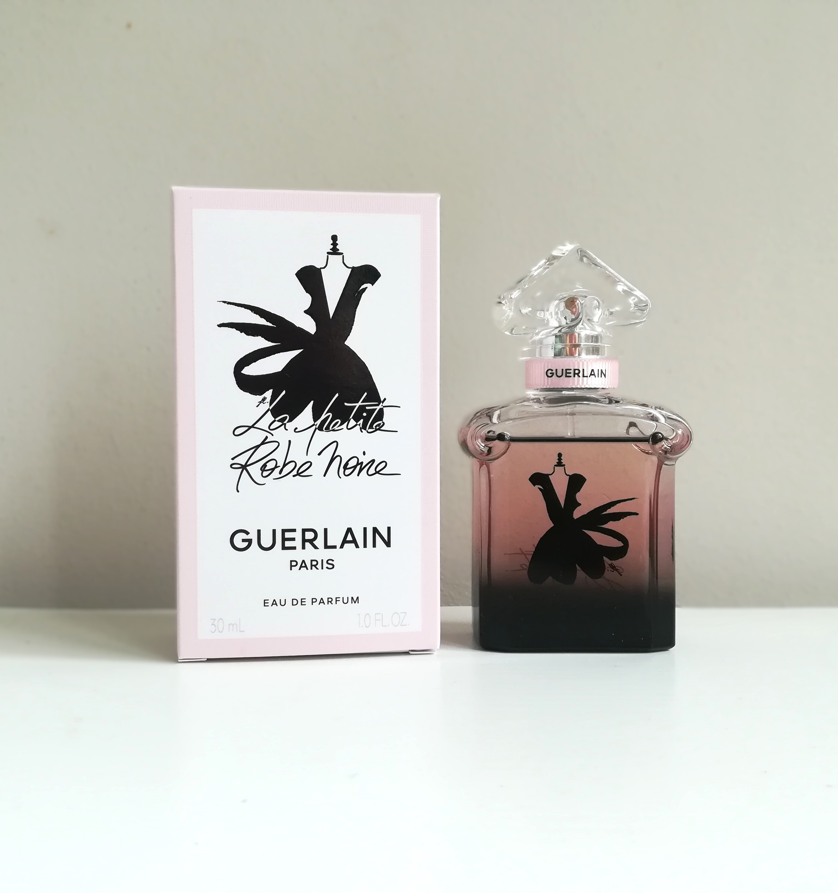 ÜVEGÉBEN Guerlain La Petite Robe Noire